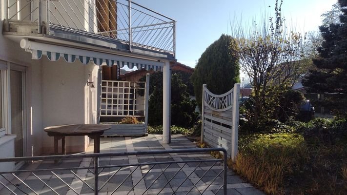 Blick zu Terrasse und Balkon