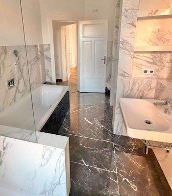 Bad, Wanne, Dusche, Fenster.jpg