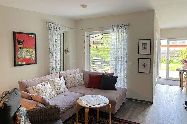 lichtdurchfluteter Wohnbereich mit bodentiefen Fenstern