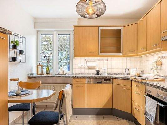 Küche mit kleiner Essecke