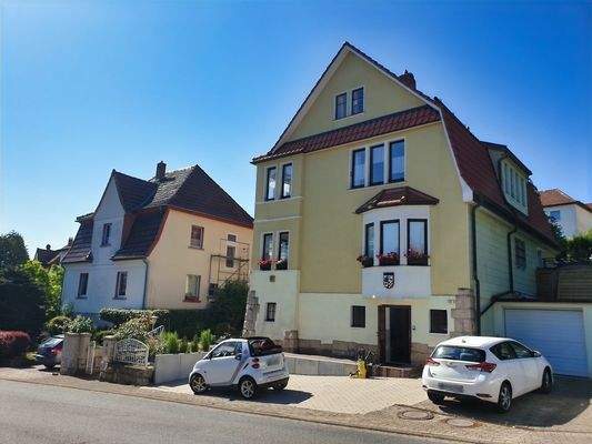 Nordgiebel mit Parkplätzen und Pkw-Garage