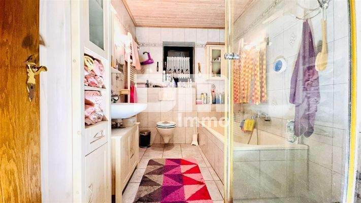 WE1 EG Badezimmer / Wanne / Dusche