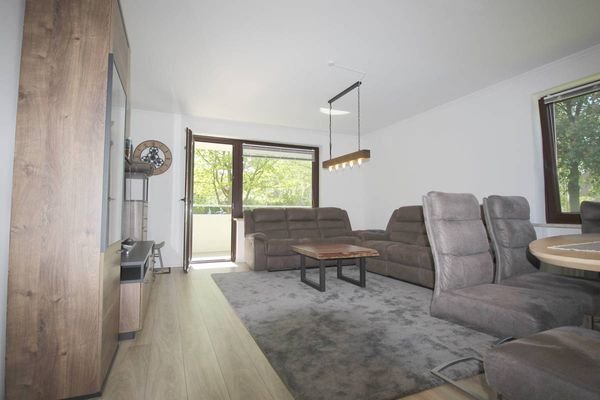 Geräumiges Wohnzimmer mit Balkonzugang in perfekter Südwest-Ausrichtung