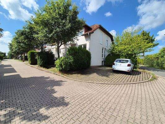 Straßenansicht & Stellplätze