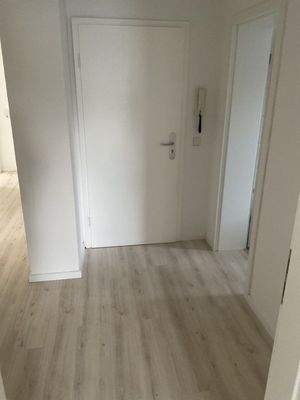 Heller Flur mit Holzboden