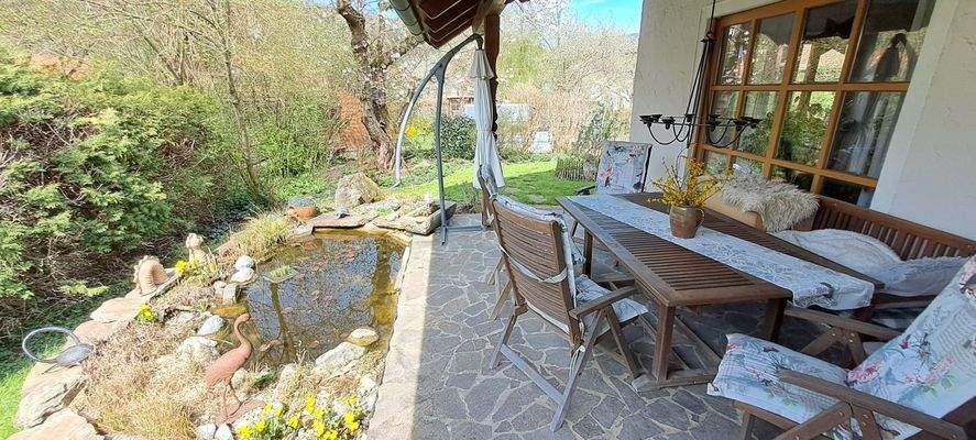 Terrasse mit Fischteich
