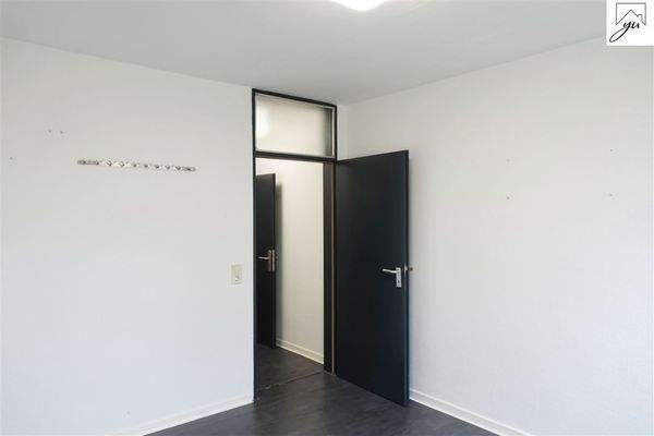 Zimmer II mit angrenzendem Badezimmer Bild II