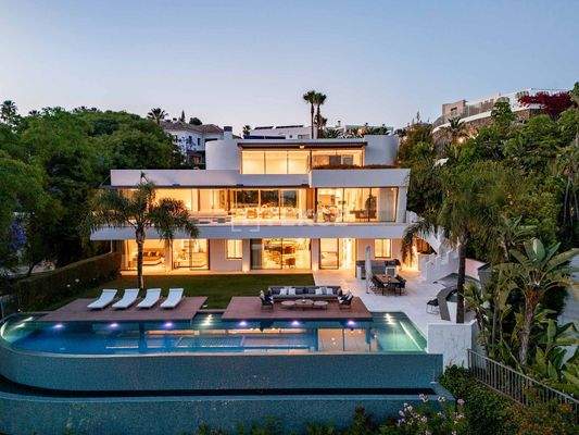 Sea View House with a Spa in Benahavis Malaga