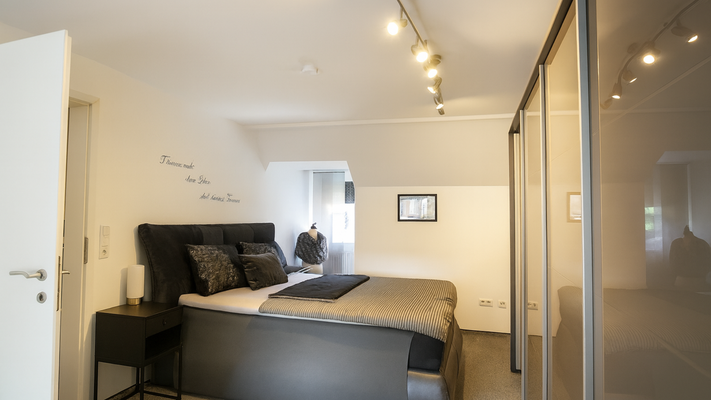 Wohnung 2: Schlafzimmer