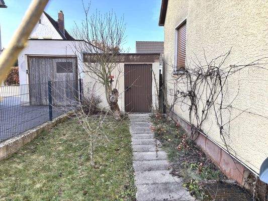 praktisch: Garage mit Zugangstür ins Grundstück