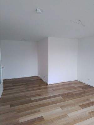 Leerer Raum mit Holzboden