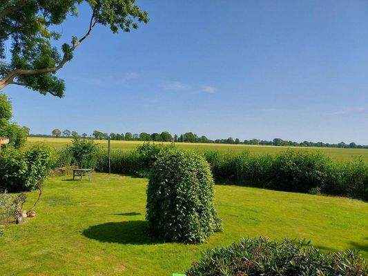 Weitblick aus dem Garten