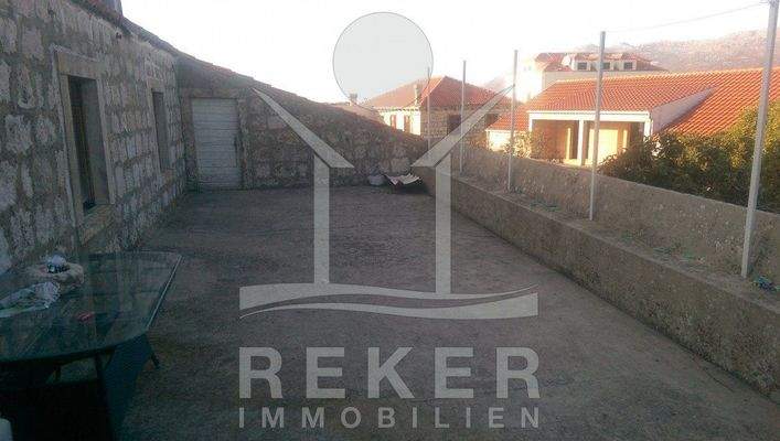 Die schöne ruhige Lage spricht für eine Umnutzung des Steinhauses. Ideal für Investoren.