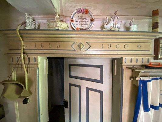 37 Antiker Türstock im Eingangsbereich der Küche.j