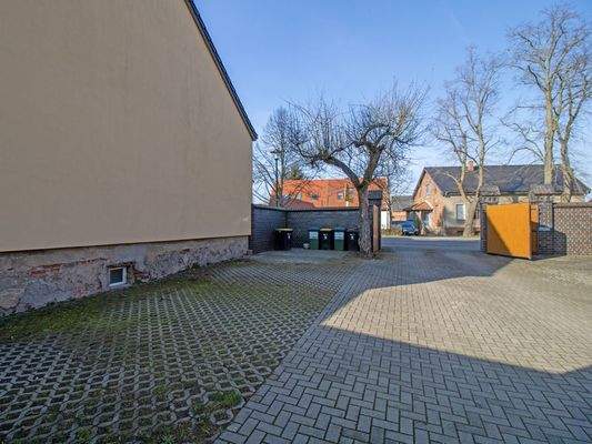 Zufahrt mit Stellplätzen