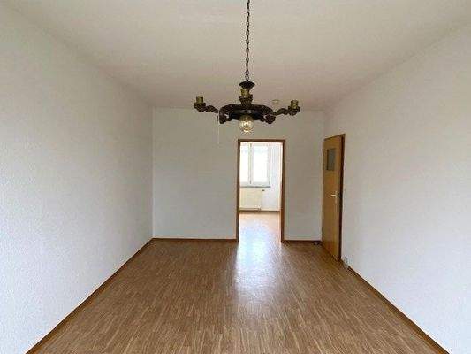 Wohnzimmer mit Blick zum Schlafzimmer