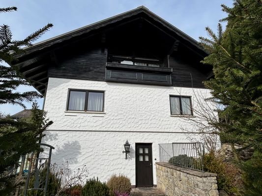 Giebelansicht (Zugang zur Einliegerwohnung im UG)