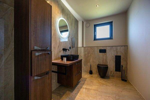 EG: großzügiges Tageslicht Gäste-WC