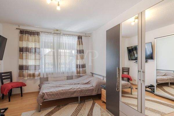 Geräumiges Schlafzimmer im Gartengeschoss