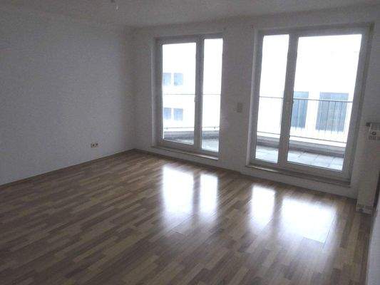 Wohnzimmer mit großer Fensterfront