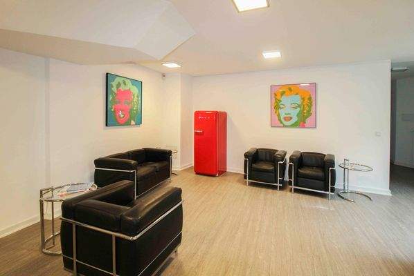 Wartebereich mit Designmöbeln