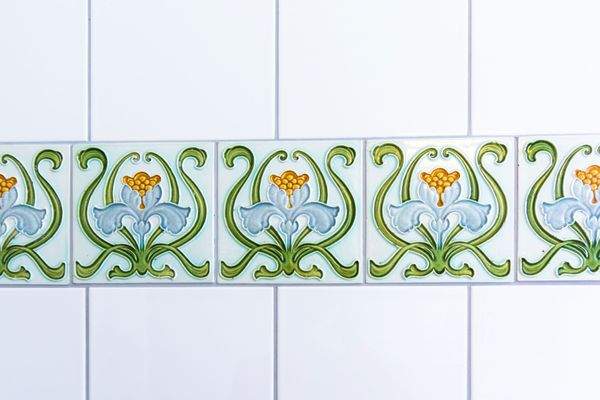 Bad mit Fliesenschmuck