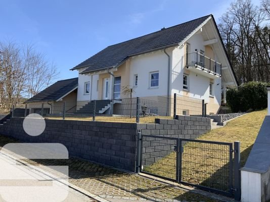 Wohnhaus mit Garage