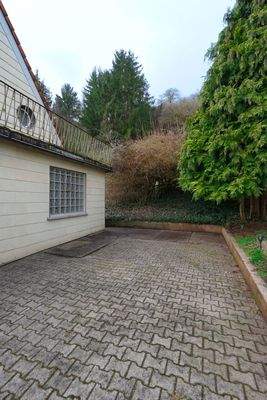 Nebenplatz (zur Errichtung einer Garage oder Stellplätze)
