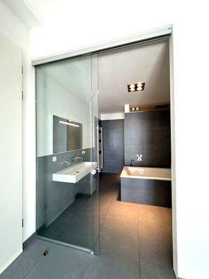 Glas-Schiebetür Masterbad