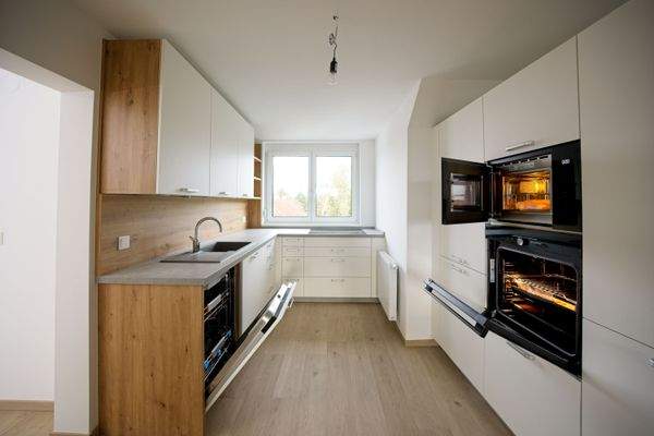 Brandneue Küche mit Marken-Einbaugeräten