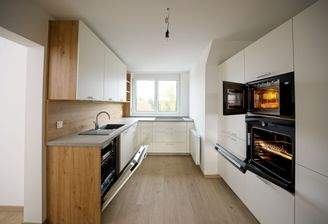 Brandneue Küche mit Marken-Einbaugeräten