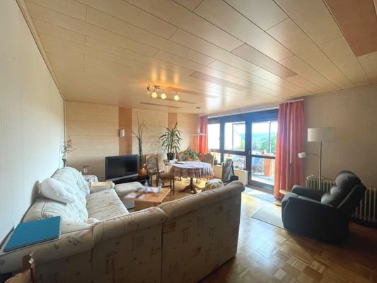 EG: Wohnzimmer mit Balkonzutritt