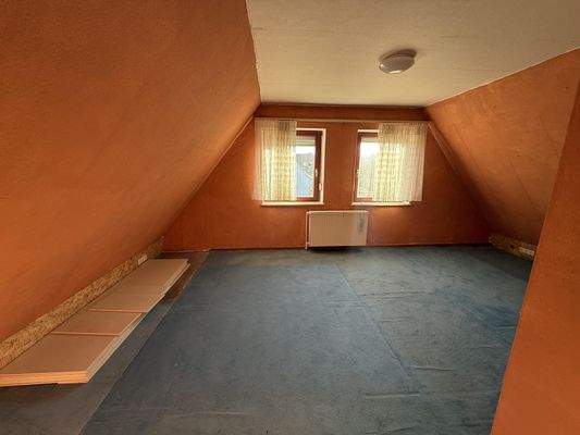 weiteres geräumiges Zimmer im DG