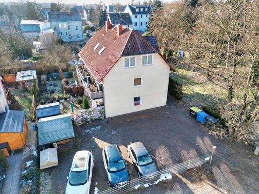 Gebäudeansicht mit Parkflächen