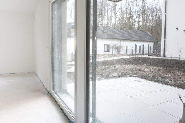 Terrasse mit angrenzendem Garten