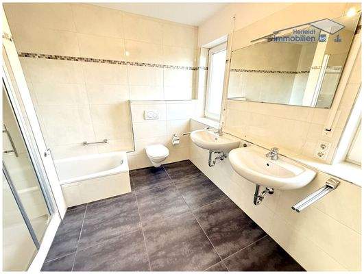 Helles Tageslichtbad mit hochwertiger Ausstattung im OG 