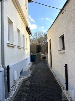 Grundstückszugang zwischen Wohnhaus und Garage