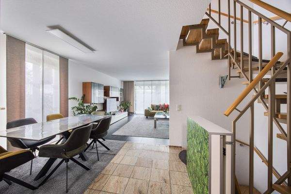 Blick in den hellen Wohn-Essbereich