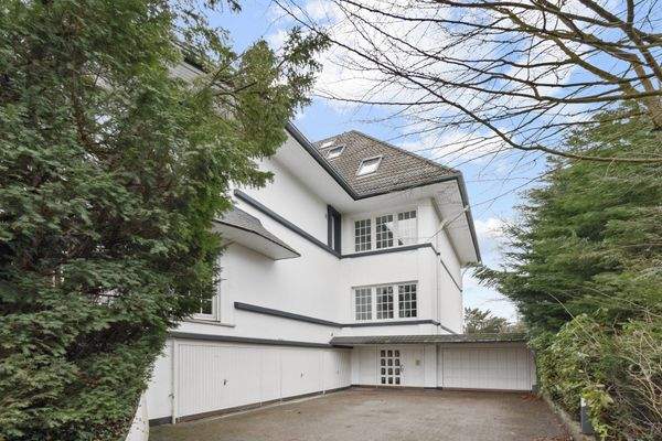 Hofauffahrt mit Zugang zu den Garagen