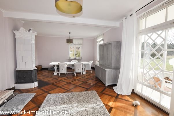 23-Wohnzimmer Vorderhaus.JPG