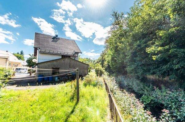 Gebäuderückseite mit Nebenfluss