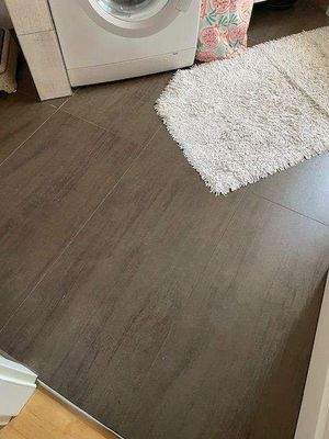 Fliesenfußboden im Bad