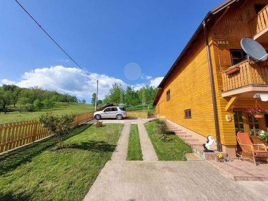 Ein gemütliches Zuhause, umgeben von natürlicher Schönheit