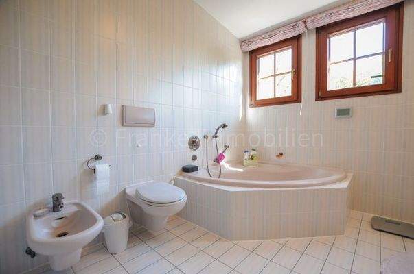 Hauptbad mit Eckbadewanne, WC, Bidet