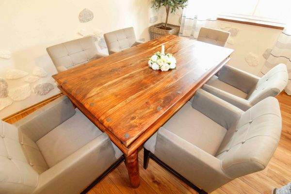 Hochwertige Vollholztische und Ledersessel