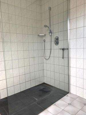 Bad mit großer Dusche