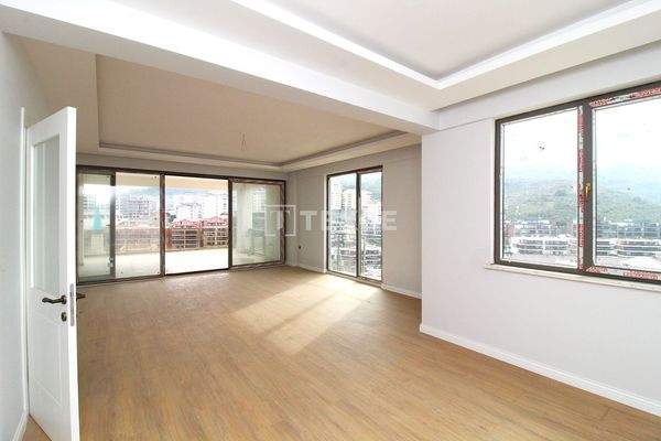 Apartment with Pool Near the Coast in Mudanya Bursa