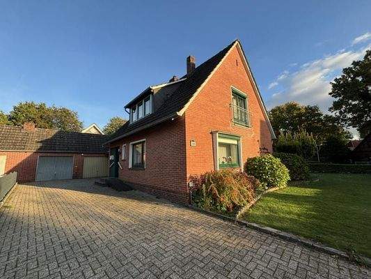 Große Auffahrt und zwei Garagen!