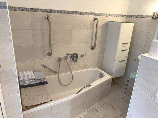 Bad mit Dusche und Wanne