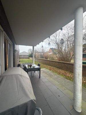 Gedeckte Terrasse mit Tisch